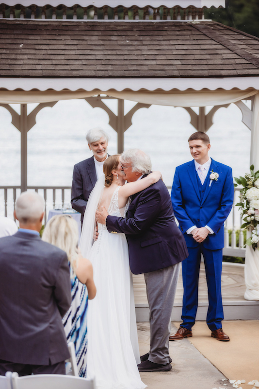 How to be a good wedding guest: Keep phones off