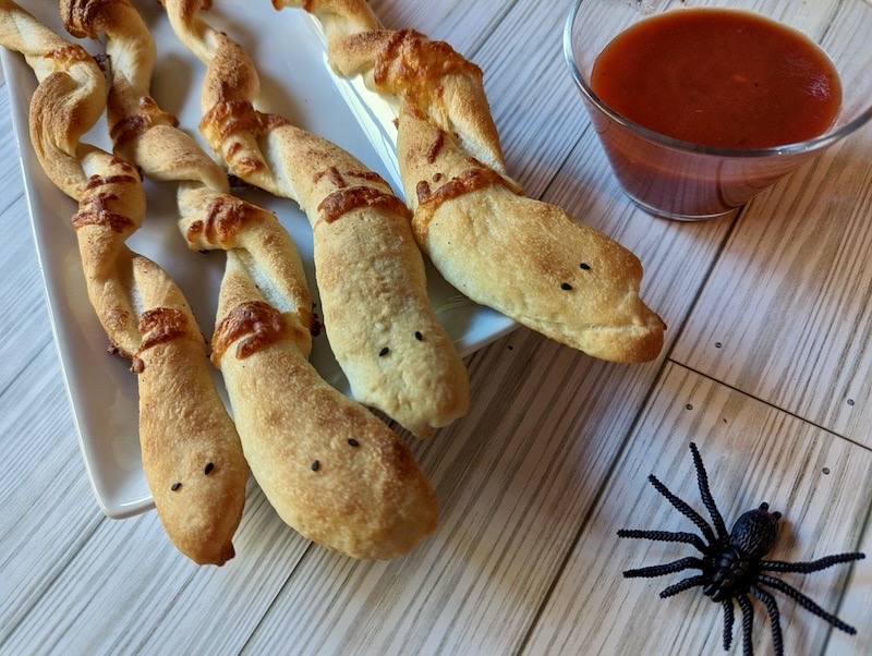 Easy Halloween Snacks: Snake Breadsticks